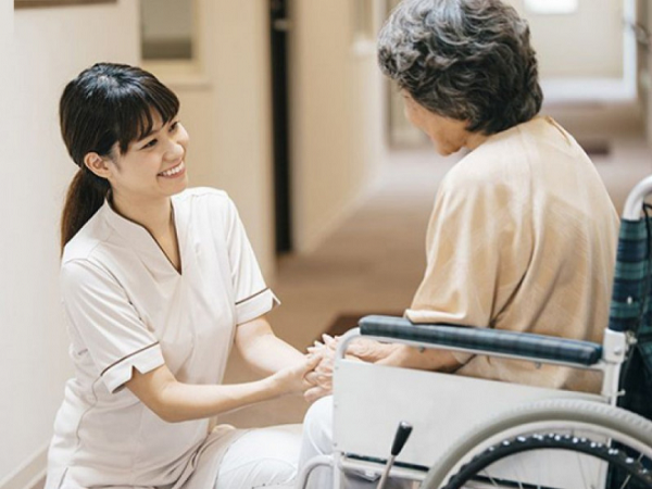 Công việc chăm sóc người già thì điều dưỡng viên tại Nhật không quá khó khăn. Photo on Bachmai
